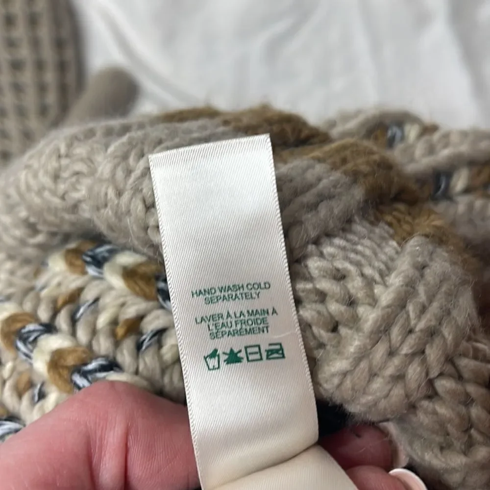 Roots Canada‎ Beige/Tan Chunky Knit Pom Pom Wool Blend Hat And Mittens.